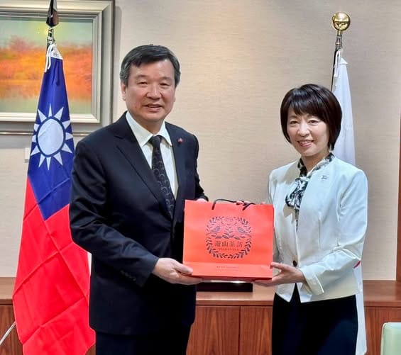 李逸洋與廣島縣知事橫田美香。&nbsp;&nbsp;&nbsp;圖：駐日代表處提供