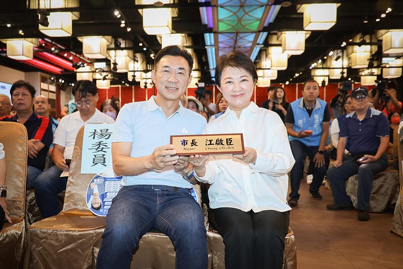 接下盧秀燕送上的市長座位牌，江啟臣該要接受當「盧秀燕2.0」嗎？  &nbsp;&nbsp;&nbsp;圖：江啟臣辦公室/提供