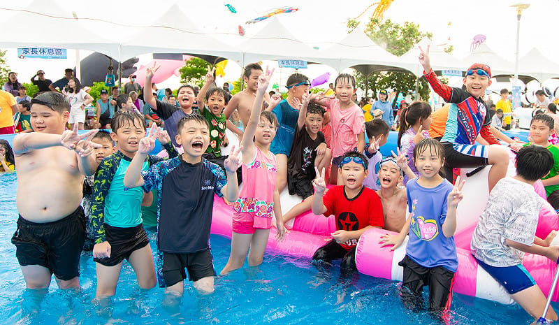 氣墊水樂園吸引大批小朋友前來玩水消暑。&nbsp;&nbsp;&nbsp;圖：高雄市觀光局／提供