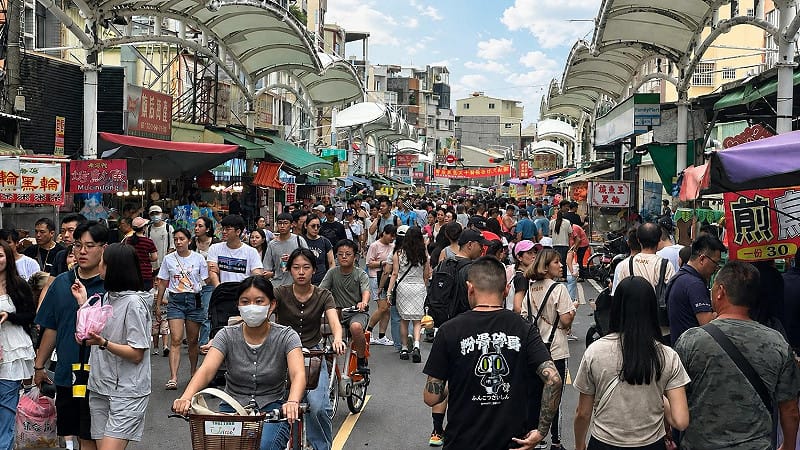 老街商圈湧入滿滿人潮，為今年旗津風箏節畫下完美句點。&nbsp;&nbsp;&nbsp;圖：高雄市觀光局／提供