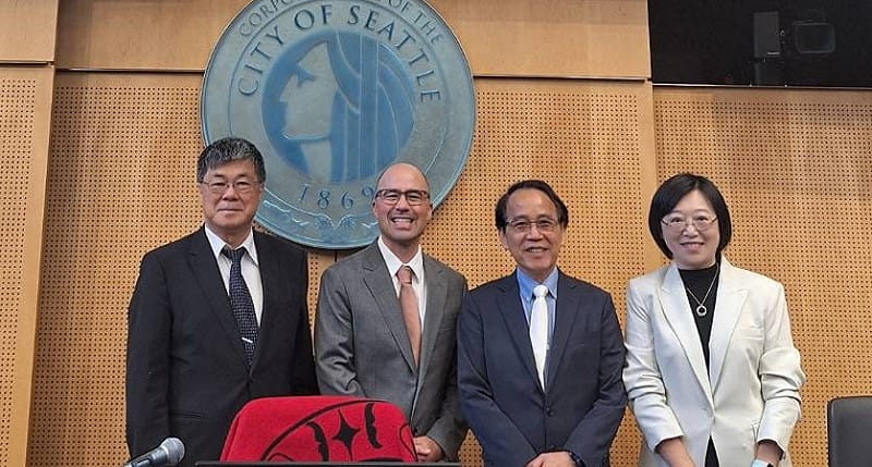 林欽榮(右二)與Eddie Lin(左二)及林美呈(右一)於西雅圖市議會合影。&nbsp;&nbsp;&nbsp;圖：高雄市行國處／提供