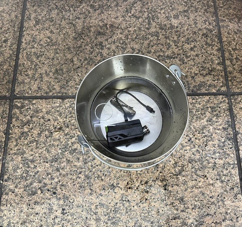 捷運板南線冒煙事件後，涉事的行動電源被放入捷運配置的防護鐵桶中泡水降溫。&nbsp;&nbsp;&nbsp;圖：台北大眾捷運公司／提供