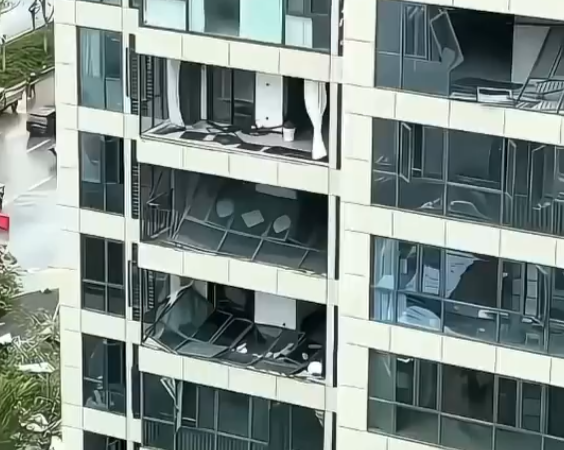 民眾拍下浙江一處大樓窗戶及玻璃遭強風吹飛，現場滿目瘡痍。&nbsp;&nbsp;&nbsp;圖:翻攝自 X @whyoutouzhele