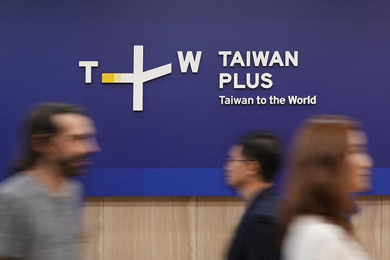 面對立法院可能大幅刪減TaiwanPlus全數經費，美國外交政策委員會（AFPC）副會長伊蘭伯曼今（11日）於美國《富比士》（Forbes）公開表示，TaiwanPlus已成為一個具公信力的國際媒體，讓國際受眾除了接觸北京敘事之外，也能聽見來自台灣的觀點。&nbsp;&nbsp;&nbsp;圖：TaiwanPlus提供