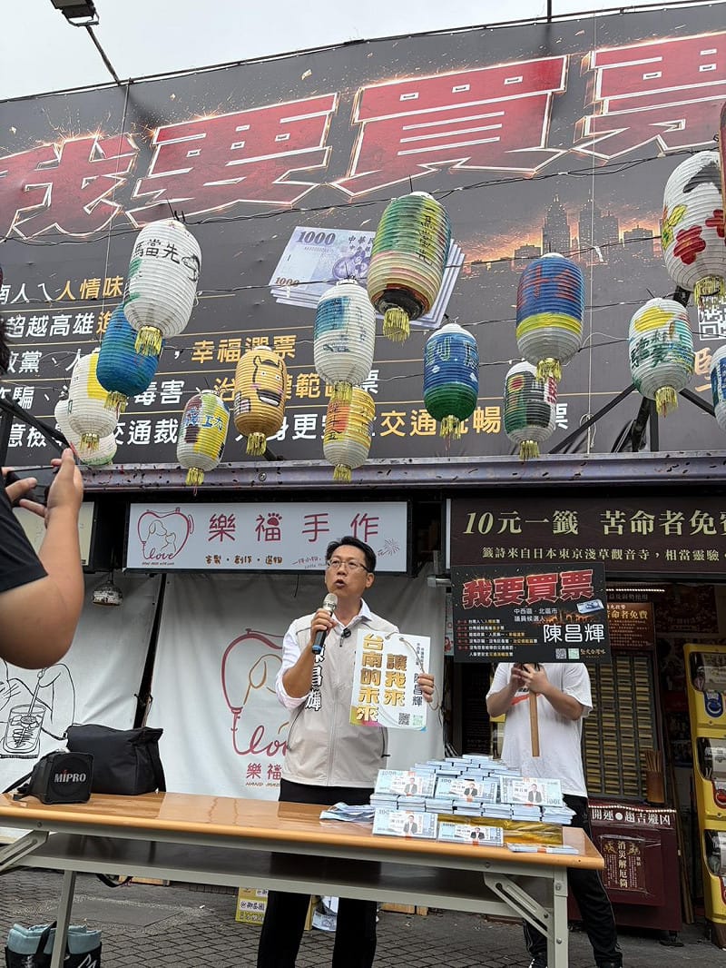 陳昌輝強調，以「我要買票」創意看板發表政治理念，是希望透過象徵性的假鈔意象，傳達他參選的宗旨——以最有魄力、最清廉的在野力量改革台南，讓台南持續進步。「我要買的是希望，不是賄選；我要買的是台南更好的未來！」&nbsp;&nbsp;&nbsp;圖：黃博郎／攝