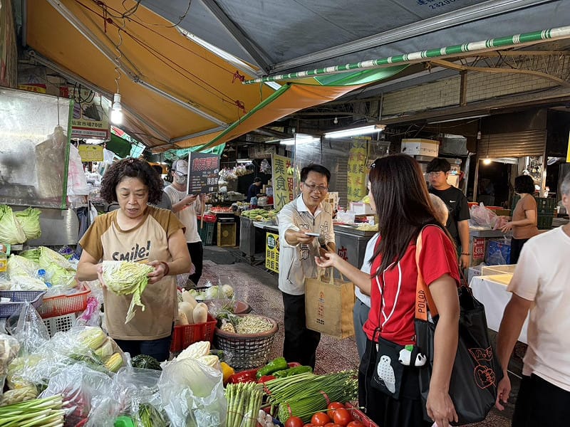 陳昌輝赴菜市場分發道具鈔票文宣，受到攤商和民眾熱烈歡迎。&nbsp;&nbsp;&nbsp;圖：黃博郎／攝