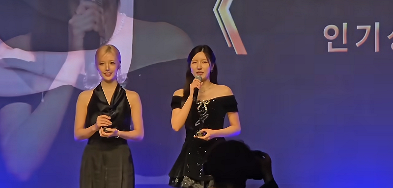 南珉貞(右)日前返韓參加K-MODEL AWARDS頒獎典禮，並獲得年度啦啦隊員獎。&nbsp;&nbsp;&nbsp;圖：翻攝自南珉貞YT頻道