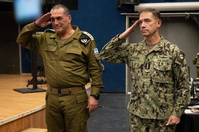 美國中央司令部(CENTCOM)司令布拉德・庫柏上將(Brad Cooper)8 月 11 日出席以色列國防軍(IDF)營級指揮官會議,顯示美以軍事協調仍處於高度密切狀態。 圖:翻攝自X帳號@Osint613 美國中央司令部(CENTCOM)司令布拉德・庫柏上將(Brad Cooper)8 月 11 日出席以色列國防軍(IDF)營級指揮官會議,顯示美以軍事協調仍處於高度密切狀態。 圖:翻攝自X帳號@Osint613