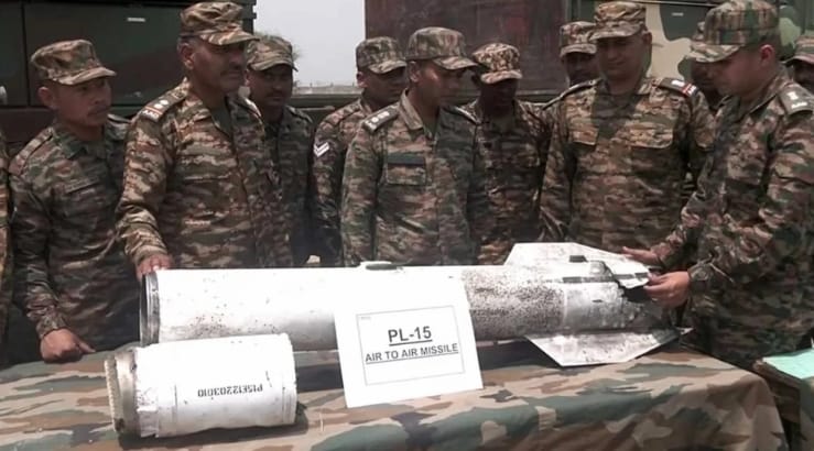 印軍展示中國製霹靂-E ( PL-15E)飛彈殘骸。&nbsp;&nbsp;&nbsp;圖 : 翻攝自零度Military