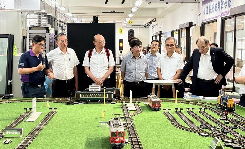 高科大副校長李嘉紘(左四)陪同北捷團隊參訪鐵道技術研發中心。&nbsp;&nbsp;&nbsp;圖：高科大／提供