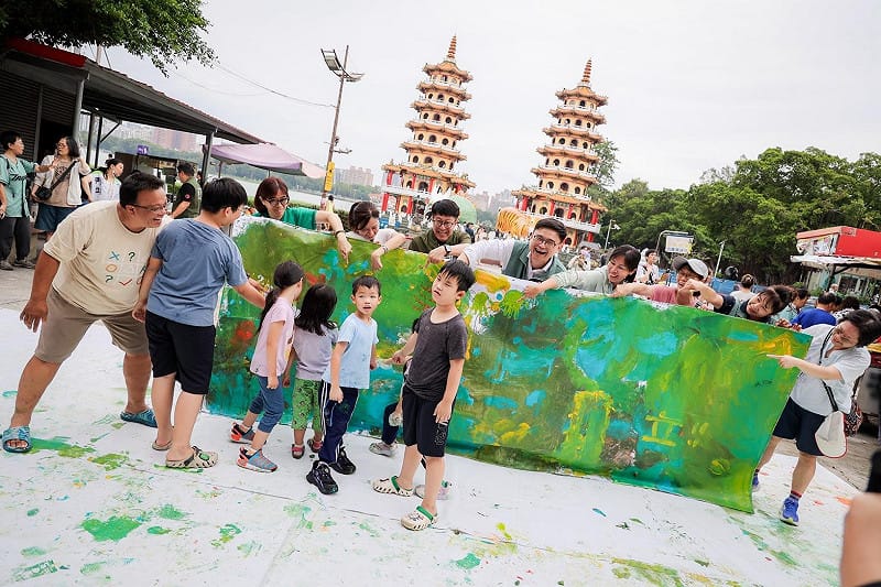 親子共繪活動左營場在蓮池潭前熱烈展開。&nbsp;&nbsp;&nbsp;圖：尹立競辦／提供