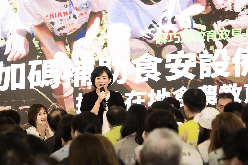 針對家長高度關心的營養午餐議題,蘇巧慧指出,「免費營養午餐是樓地板,不是天花板。」在多次拜訪團膳業者與中央廚房了解現況後,未來她將推動由市府直接補助業者升級食安設備。 圖:蘇巧慧競選辦公室提供 針對家長高度關心的營養午餐議題,蘇巧慧指出,「免費營養午餐是樓地板,不是天花板。」在多次拜訪團膳業者與中央廚房了解現況後,未來她將推動由市府直接補助業者升級食安設備。 圖:蘇巧慧競選辦公室提供