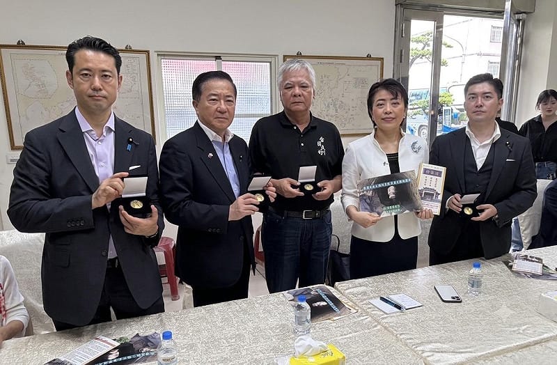 張吉雄(中)致贈紀念品給日本國會議員參訪團。&nbsp;&nbsp;&nbsp;圖：孫家銘翻攝
