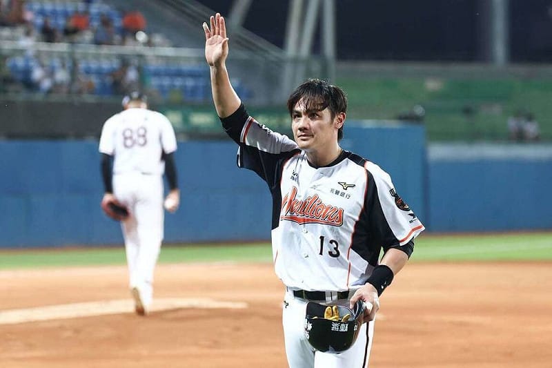 統一7-ELEVEn獅隊43歲老將陳鏞基（前）中職生涯首度回家鄉台東出賽，11日首打席就敲出帶有打點的二壘打，換局間他脫帽向觀眾致意。（統一獅提供）中央社記者謝靜雯傳真　115年8月11日&nbsp;&nbsp;&nbsp;