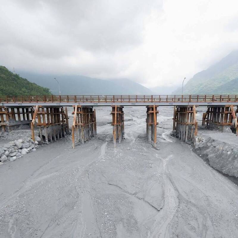 交通部指出，台9線馬太鞍溪橋復建進度超前約4.12％、已破5成。&nbsp;&nbsp;&nbsp;圖：交通部／提供