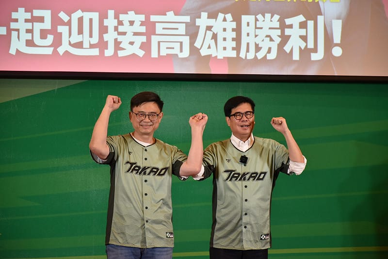 陳其邁(右)推薦賴瑞隆(左)接棒延續高雄光榮。&nbsp;&nbsp;&nbsp;圖：孫家銘攝