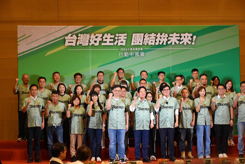 賴清德(第一排右五)率高雄議員隊力挺高雄市長參選人賴瑞隆(第一排左五)。&nbsp;&nbsp;&nbsp;圖：孫家銘攝
