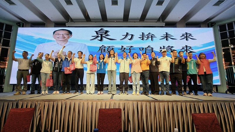 鄭麗文至屏東縣黨部召開行動中常會，率多位黨中央韓部與民意代表力挺蘇清泉。&nbsp;&nbsp;&nbsp;圖：國民黨屏東縣黨部／提供