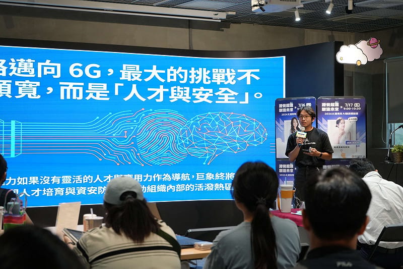 青年局辦理AI職涯體驗營，學員運用AI簡報工具整合兩日所學，在限時挑戰中進行心得簡報與成果發表。&nbsp;&nbsp;&nbsp;圖：高雄市青年局／提供