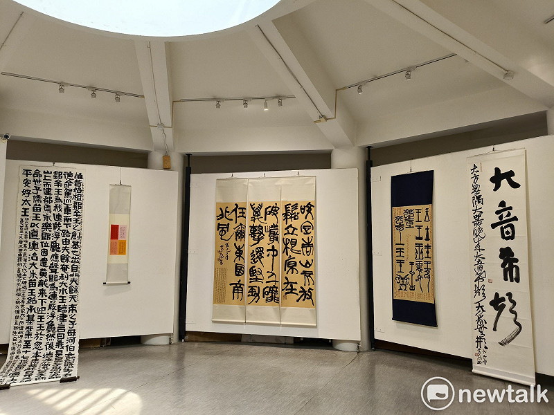 書法藝術家黃智陽在迎來六十歲之際舉辦「洗耳——黃陽六十書法藝術展」，不僅是對一甲子生命歷程與筆墨生涯的深思回顧，更是一記提醒自己「藝術應以修行為本」的警鐘。&nbsp;&nbsp;&nbsp;圖：黃博郎／攝