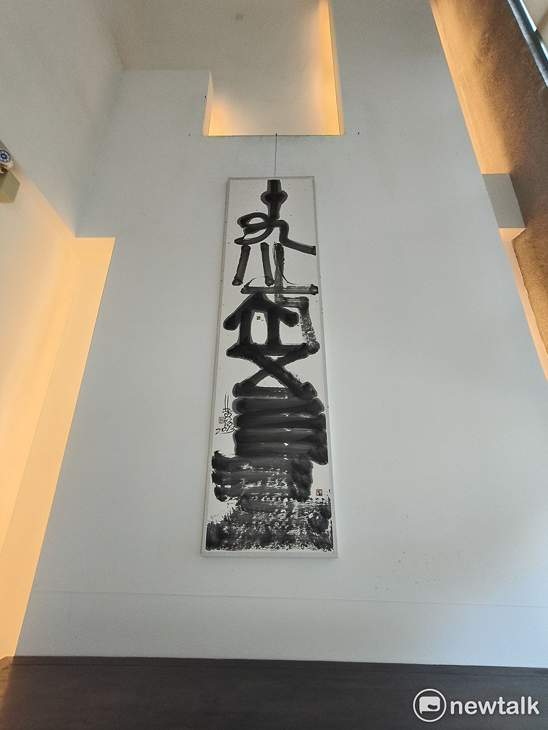 書法藝術家黃智陽在迎來六十歲之際舉辦「洗耳——黃陽六十書法藝術展」，不僅是對一甲子生命歷程與筆墨生涯的深思回顧，更是一記提醒自己「藝術應以修行為本」的警鐘。&nbsp;&nbsp;&nbsp;圖：黃博郎／攝