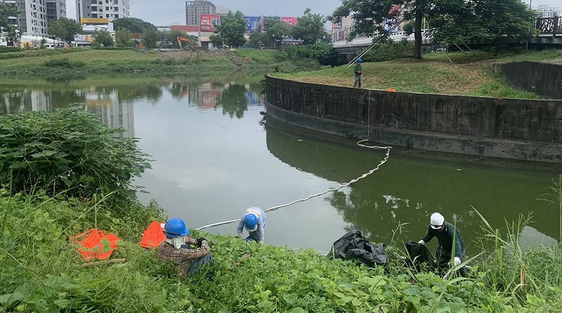 後勁溪河段設置攔污索集中打撈，清理作業已完成。&nbsp;&nbsp;&nbsp;圖：高雄市水利局／提供