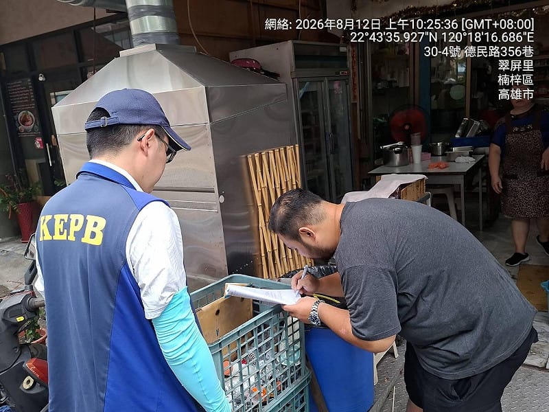 環保局於後勁溪沿岸加強查核店家情形。&nbsp;&nbsp;&nbsp;圖：高雄市環保局／提供