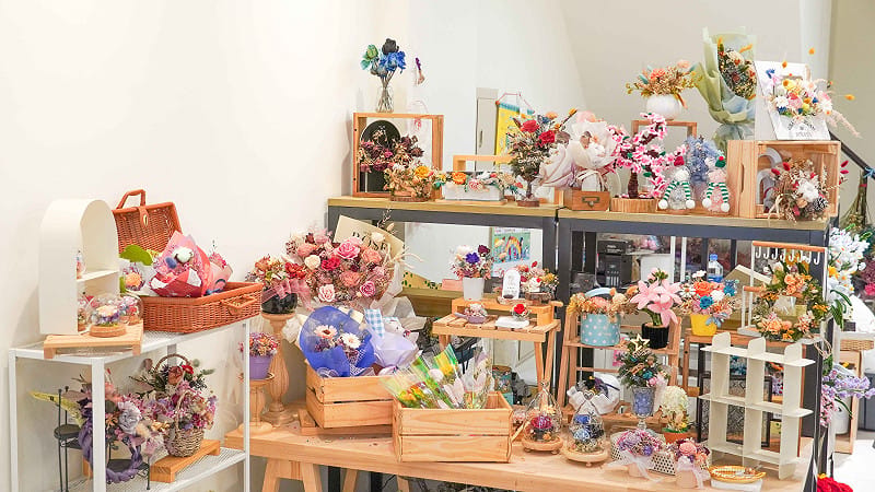「Bestshe花藝特區」展示多樣花藝創作與客製化花禮。&nbsp;&nbsp;&nbsp;圖：高雄市青年局／提供