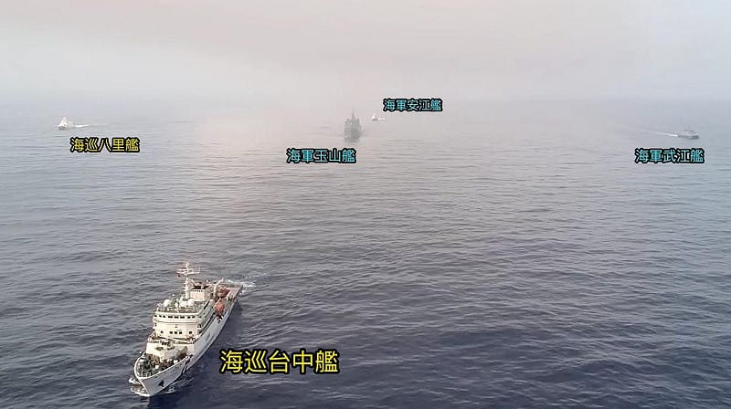 海巡「台中艦」、「八里艦」等2艦及2艘100噸級巡防艇，昨天於台灣東部演訓海域，偕同海軍軍艦成功護航運送重要物資的商貨船，將重要物資順利護入花蓮港及蘇澳港，展現維護海上航道暢通的決心。&nbsp;&nbsp;&nbsp;圖：海巡署提供