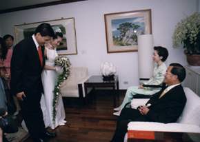 2001年總統女兒陳幸妤與趙建銘結婚-陳水扁總統的女兒和夫婿道禮。 總統府網站(資料照片) 2001年總統女兒陳幸妤與趙建銘結婚-陳水扁總統的女兒和夫婿道禮。 總統府網站(資料照片)