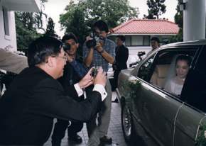 2001年總統女兒陳幸妤與趙建銘結婚,時任陳水扁總統親自拍攝女兒出嫁場景。 總統府網站(資料照片) 2001年總統女兒陳幸妤與趙建銘結婚,時任陳水扁總統親自拍攝女兒出嫁場景。 總統府網站(資料照片)