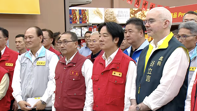  賴清德前往土城的大賣場視導「民生配售演練」。 圖：翻攝自共訊 