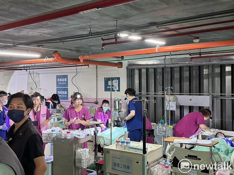 現場醫護人員模擬戰事來臨可能的斷電情況，頭上配置頭燈進行演練。 圖：高逸帆／攝 