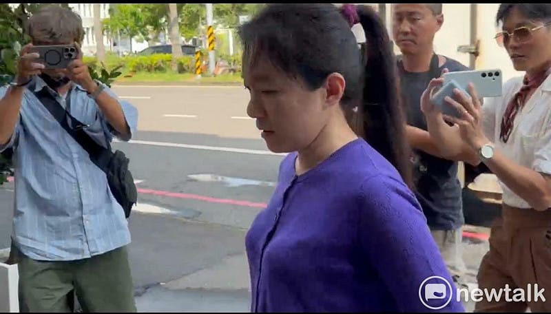 陳幸妤昨天（8月13日）走出診所時接受媒體訪問，親口證實與趙建銘「已經離婚很久了」，並笑稱是「怕你們太無聊、太久沒出來跑新聞」。&nbsp;&nbsp;&nbsp;圖：讀者提供