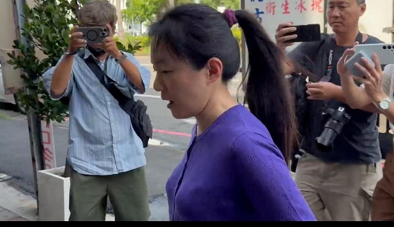 陳幸妤今天(8月13日)走出診所時接受媒體訪問,親口證實與趙建銘「已經離婚很久了」,並笑稱是「怕你們太無聊、太久沒出來跑新聞」。 圖:讀者提供 陳幸妤今天(8月13日)走出診所時接受媒體訪問,親口證實與趙建銘「已經離婚很久了」,並笑稱是「怕你們太無聊、太久沒出來跑新聞」。 圖:讀者提供