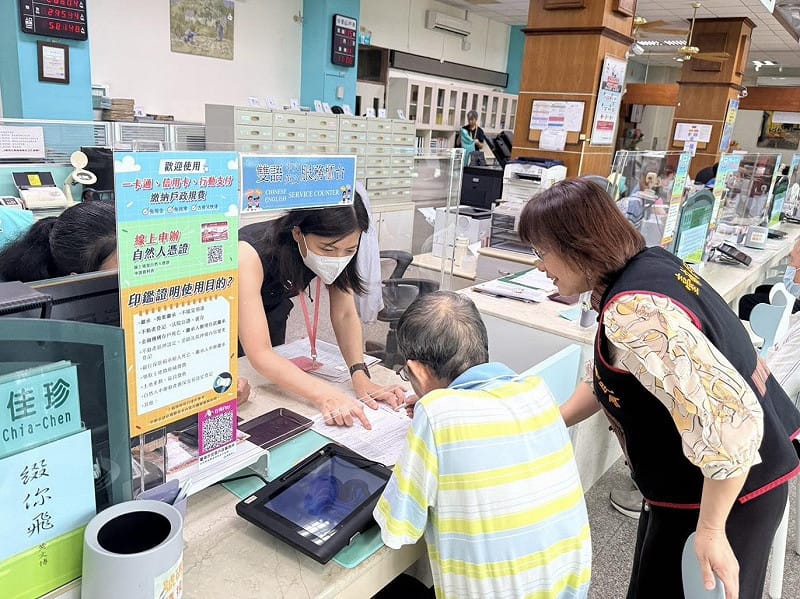 臺南市自今日起正式受理西拉雅族民族成員名冊登載申請。市府原民會主委白惠蘭Salau Kaljimuran今日特別前往佳里戶政事務所，關心受理首日實際情形，向前來辦理登載、引頸期盼身分獲得保障的西拉雅族人致意，也慰勞第一線協助辦理的戶政同仁。&nbsp;&nbsp;&nbsp;圖：台南市政府提供