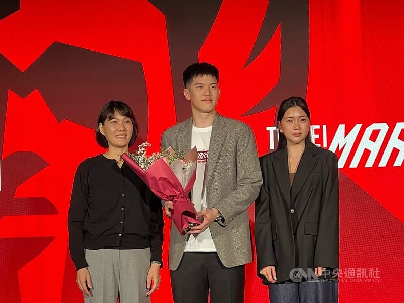 台灣男籃核心主力後衛林庭謙（中）13日在台北出席TPBL台北台新戰神隊加盟記者會，林庭謙母親劉靜明（左）、姊姊林庭誼（右）都到場獻花祝福。中央社記者陳容琛攝　115年8月13日&nbsp;&nbsp;&nbsp;