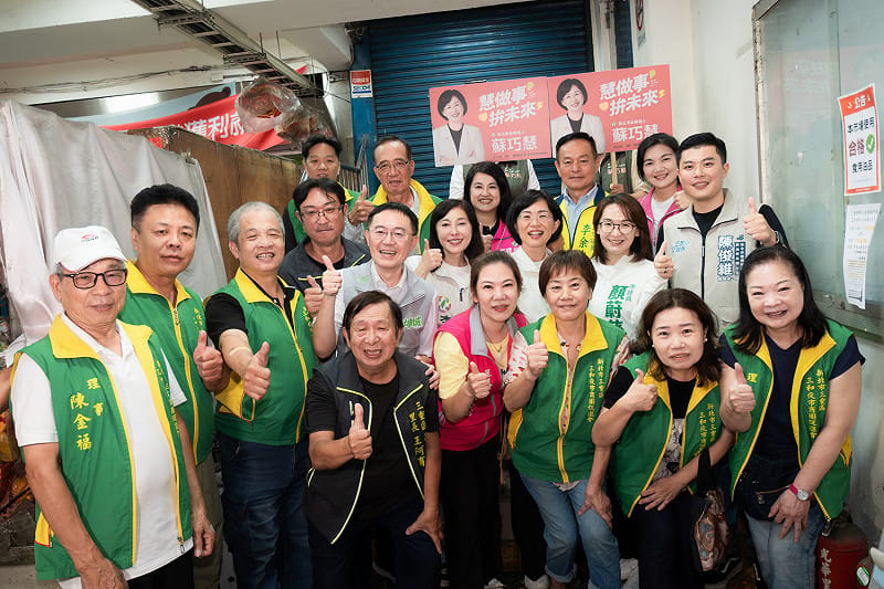 新北市長候選人、立法委員蘇巧慧13日晚間前往三重三和夜市和民眾問好，在地立法委員李坤城，新北市議員李余典、李倩萍、顏蔚慈、邱婷蔚，新北市議員候選人陳俊維，新北市議員彭佳芸服務團隊共同到夜市和民眾請安。&nbsp;&nbsp;&nbsp;圖：蘇巧慧競選辦公室提供