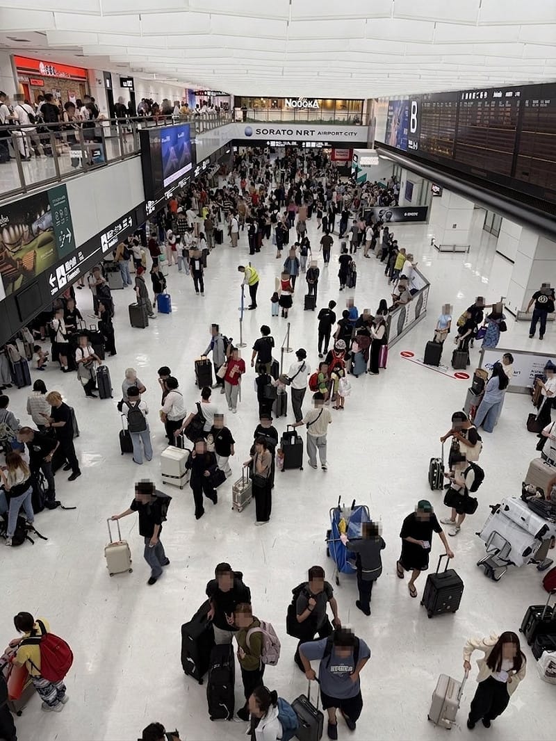 成田機場因淹水導致交通癱瘓，大批旅客被迫滯留機場內避難。&nbsp;&nbsp;&nbsp;圖:翻攝自 X @frankego