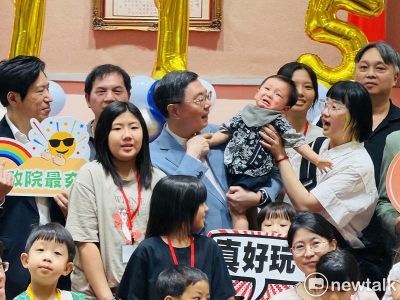 行政院長卓榮泰今（14）日出席行政院家庭日活動，大合照時出現一個小插曲，卓揆隨手抱了一個幼童想合照，未料該童隨即大哭，只好由母親再抱回。&nbsp;&nbsp;&nbsp;圖：謝莉慧/攝