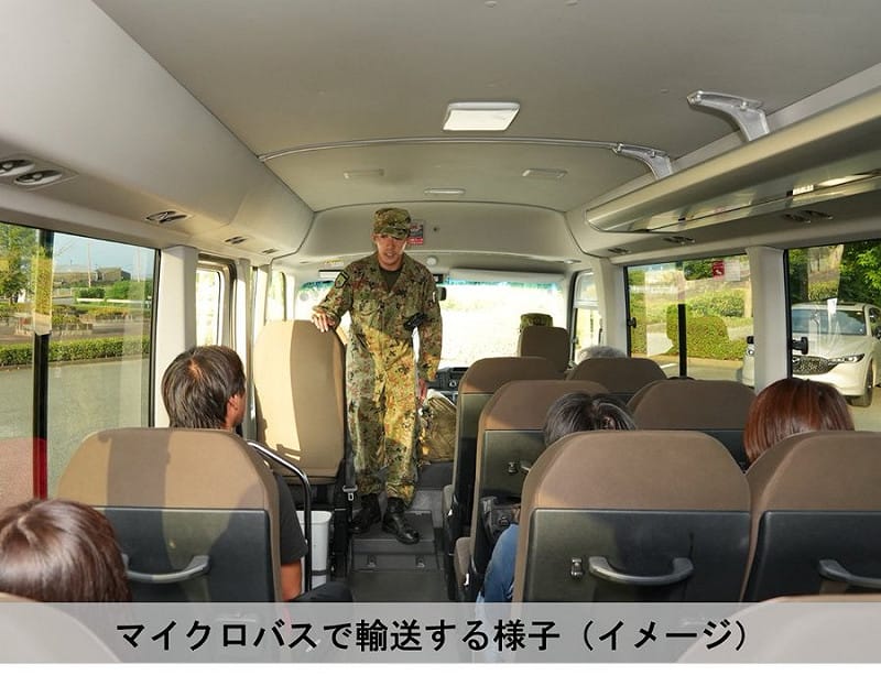 日本陸上自衛隊高射學校14日應千葉縣知事請求，派出巴士將民眾送往避難場所。&nbsp;&nbsp;&nbsp;圖：翻攝「X」@ModJapan_saigai