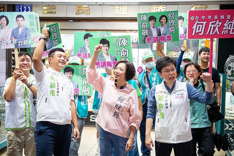 何欣純夜訪一中街。&nbsp;&nbsp;&nbsp;圖：何欣純辦公室/提供