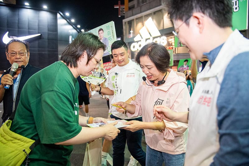 何欣純夜訪一中街。&nbsp;&nbsp;&nbsp;圖：何欣純辦公室/提供