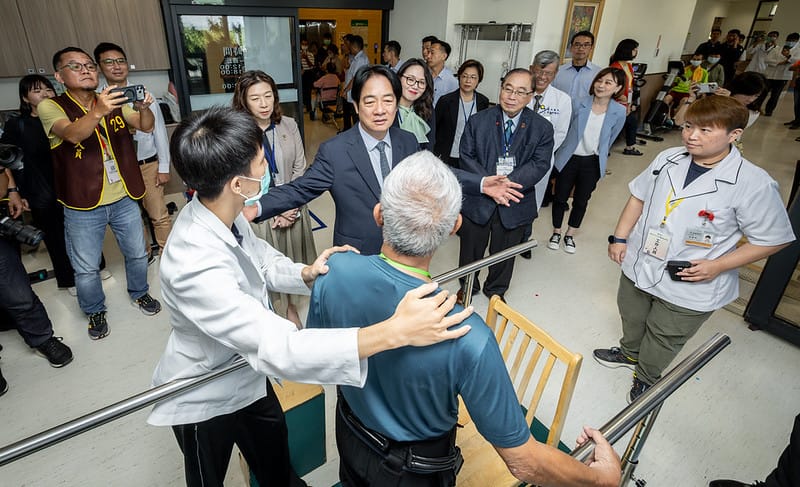  賴清德了解患者復健狀況。 圖：總統府提供 