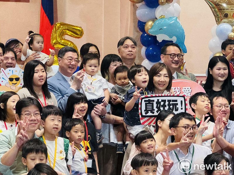致詞結束後，卓榮泰也抱起小朋友與行政院同仁及眷屬大合影，留下寶貴回憶。&nbsp;&nbsp;&nbsp;圖：謝莉慧/攝
