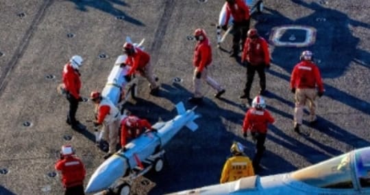 林肯號航母的水兵為戰機安裝飛彈。&nbsp;&nbsp;&nbsp;圖 : 翻攝自長安街知事