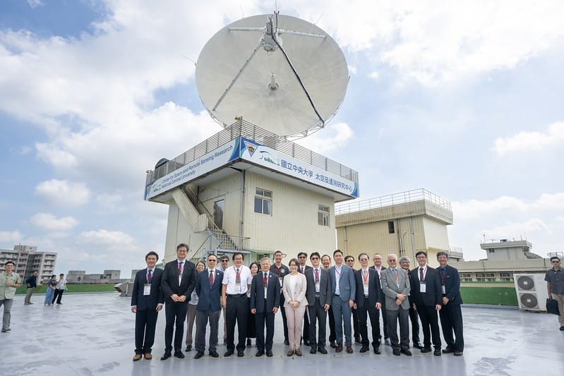 蕭美琴抵達中央大學太空及遙測研究中心,參觀資源衛星接收站頂樓天線及衛星組裝整合測試室。 圖:總統府提供 蕭美琴抵達中央大學太空及遙測研究中心,參觀資源衛星接收站頂樓天線及衛星組裝整合測試室。 圖:總統府提供