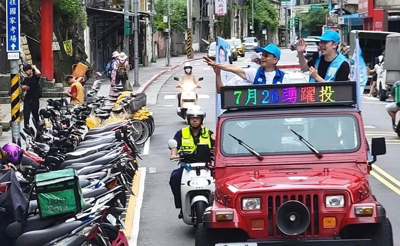 去年大罷免時期，國民黨台北市議員李柏毅陪同黨籍立委賴士葆掃街。&nbsp;&nbsp;&nbsp;圖：翻攝自李柏毅臉書