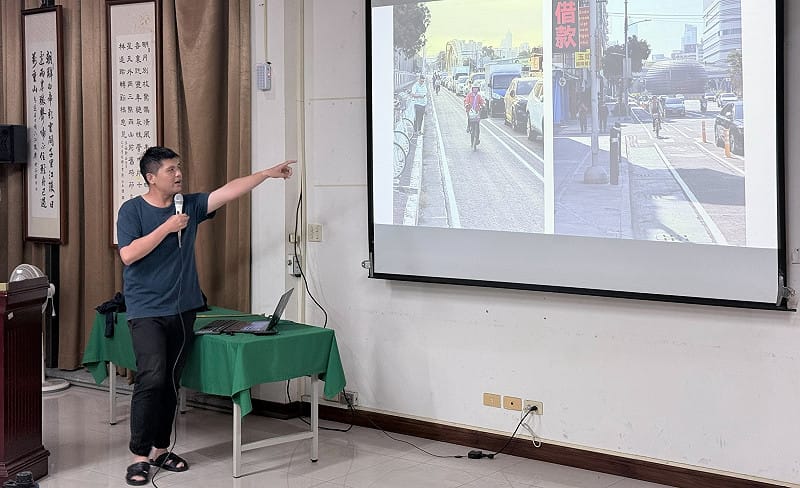 莊哲維以實際經手的高雄市道路改善案例為例，讓民眾從日常行車經驗出發，更深入理解「一條路為什麼要這樣設計」。&nbsp;&nbsp;&nbsp;圖：張博洋服務處／提供
