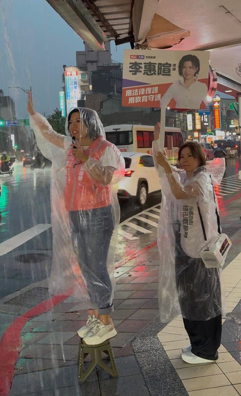 小民參政歐巴桑聯盟秘書長何語蓉(右)自2024年底便向李惠暄提出加入政黨的邀請。 圖:擷自李惠暄FB 小民參政歐巴桑聯盟秘書長何語蓉(右)自2024年底便向李惠暄提出加入政黨的邀請。 圖:擷自李惠暄FB
